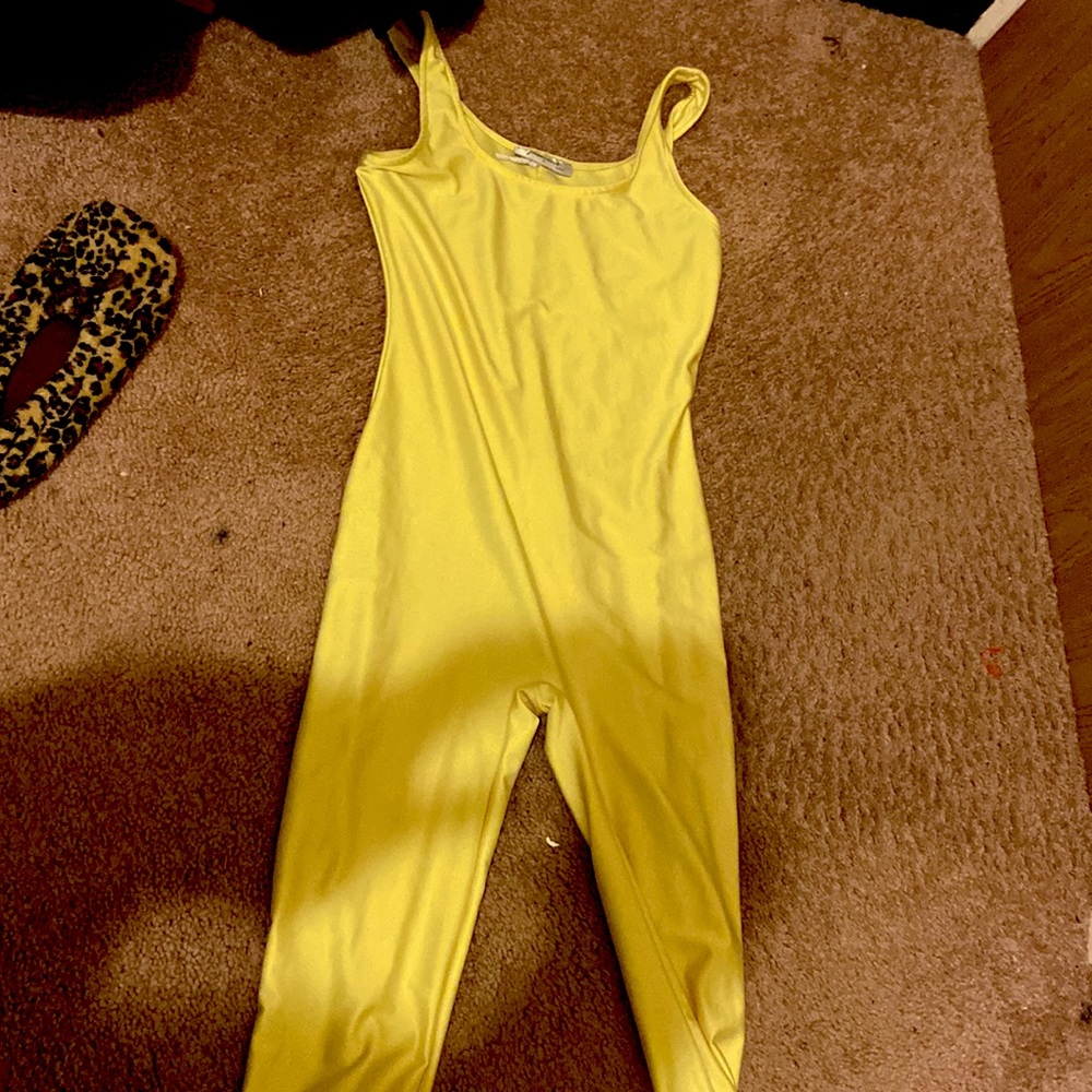 I’m selling my jumper … yellow … very fitted and stretchy